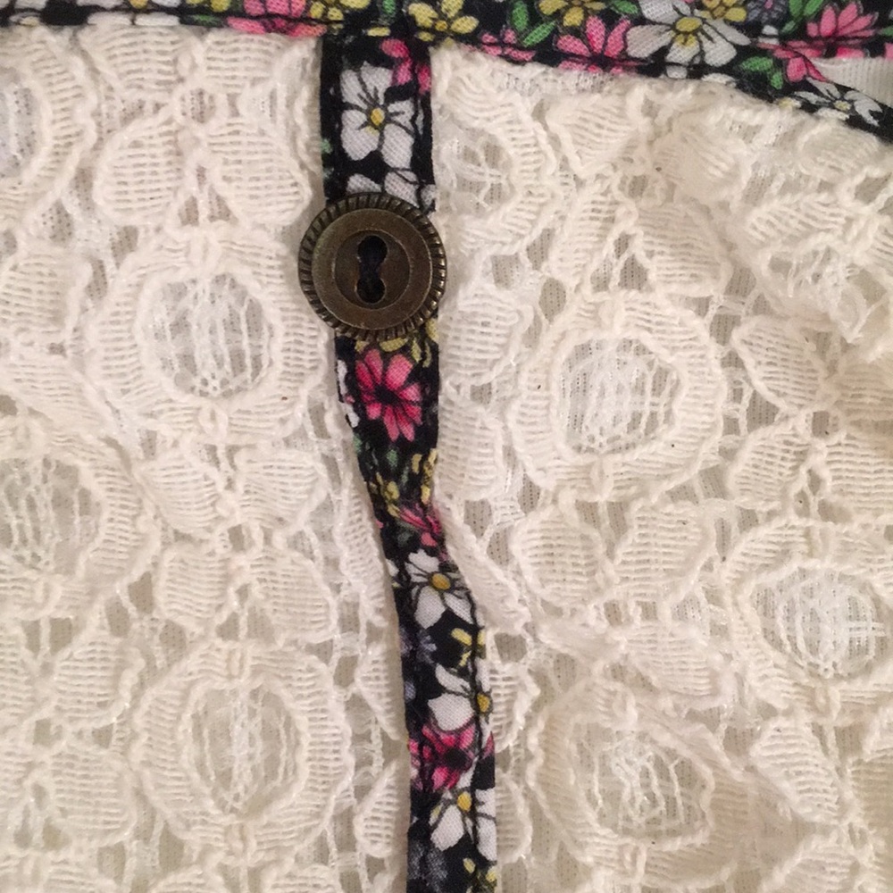 NWOT white lace crop top with floral trim 😍 - Picture 6 of 8